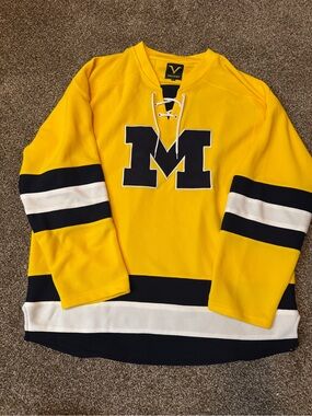 University of Michigan Hockey Jersey XL Worn Once